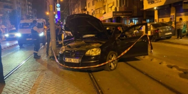 Alkollü sürücü tramvay yoluna daldı: 2 yaralı