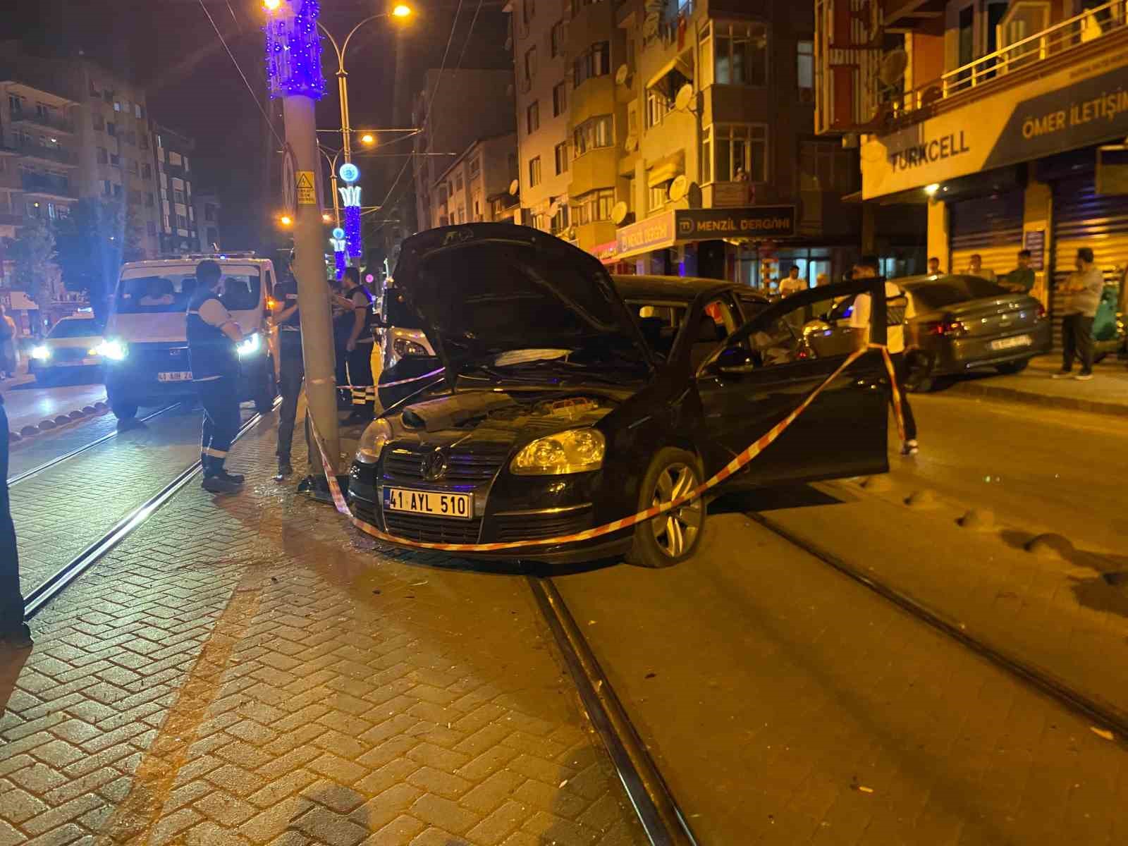 Alkollü sürücü tramvay yoluna daldı: 2 yaralı