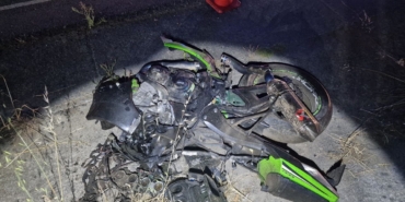 Yarış yaparken farları yanmayan otomobile çarpan motosikletler paramparça oldu: 1 ölü