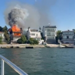 Kocaeli’de 2 katlı yalı cayır cayır yandı