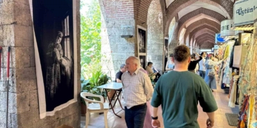 İpekböceğinin hikayesi ipek kumaşa basılan fotoğraflarla Kozahan’da sergileniyor