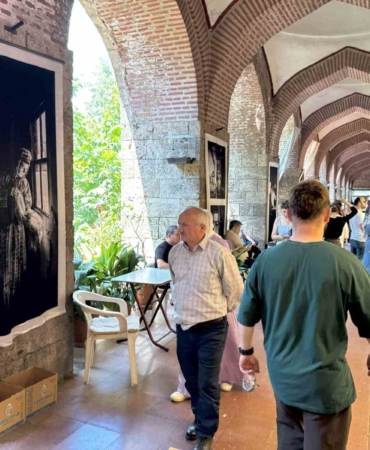 İpekböceğinin hikayesi ipek kumaşa basılan fotoğraflarla Kozahan’da sergileniyor