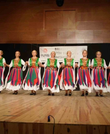 Edirne’de komşu ülkelerin katıldığı etkinlikte renkli görüntüler oluştu