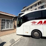 Freni boşalan yolcu otobüsü kayarak gecekonduya çarptı