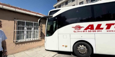 Freni boşalan yolcu otobüsü kayarak gecekonduya çarptı