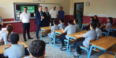 Kaymakam Odabaş öğrencilerin karne sevincine ortak oldu