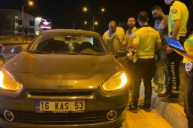 Seyir halinde iken aracını durdurup sızan alkollü sürücü, polise zor anlar yaşattı