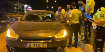 Seyir halinde iken aracını durdurup sızan alkollü sürücü, polise zor anlar yaşattı