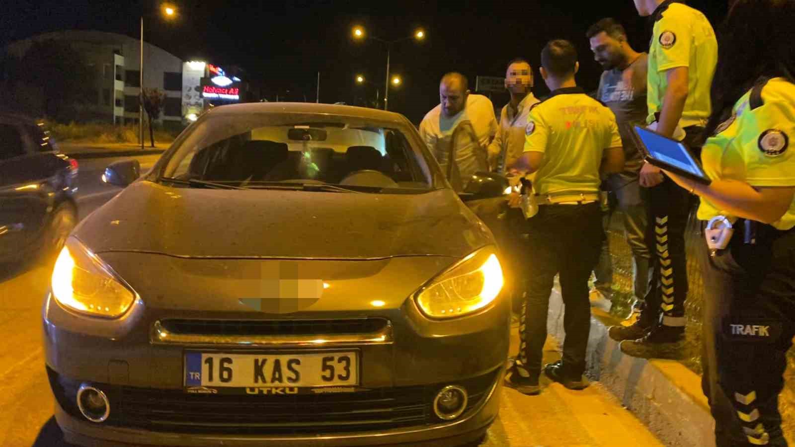 Seyir halinde iken aracını durdurup sızan alkollü sürücü, polise zor anlar yaşattı