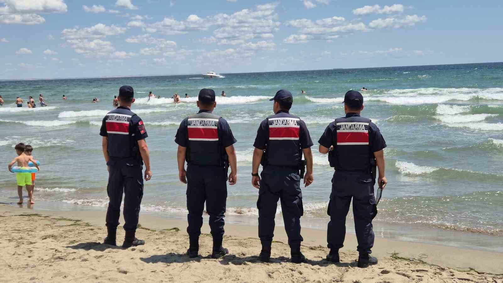 Denize giriş yasaklandı: Jandarma karadan, sahil güvenlik denizden uyarıyor