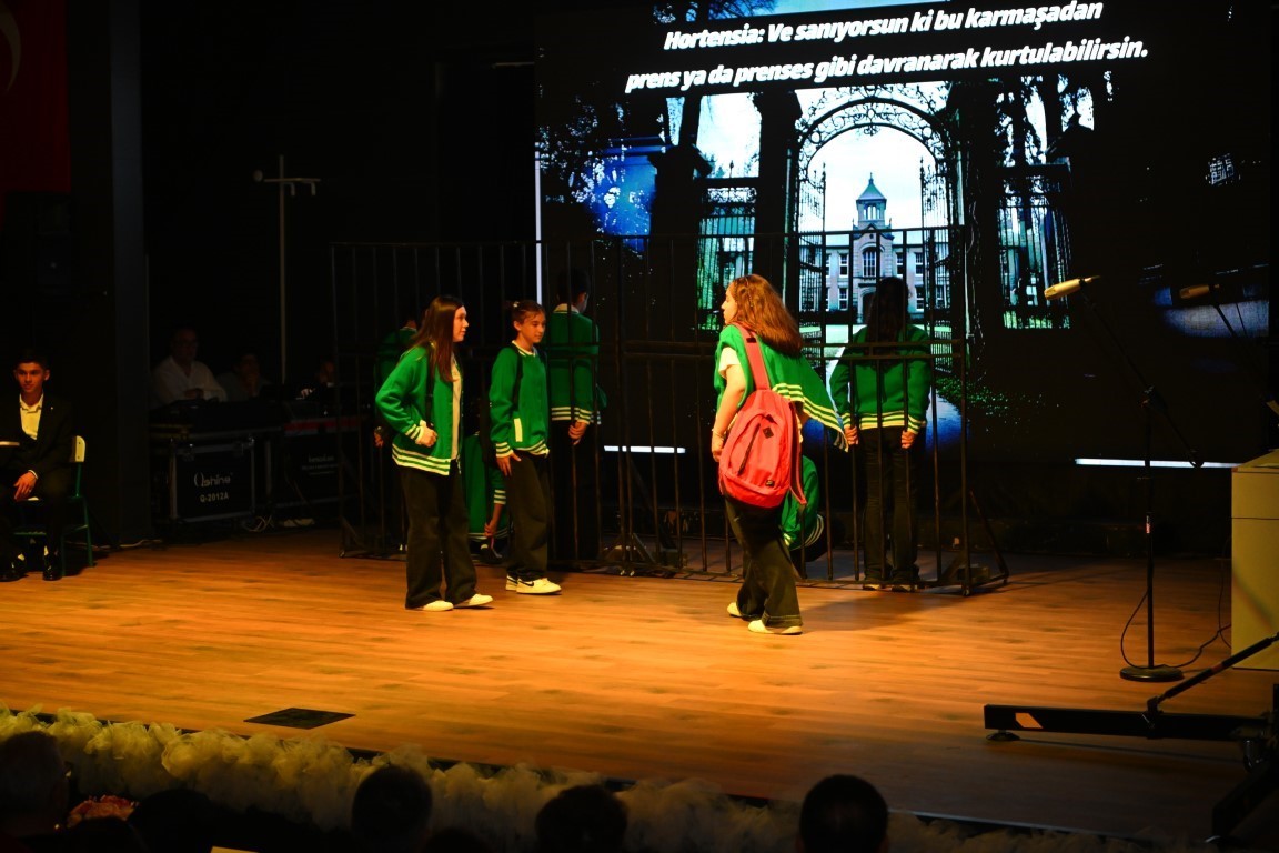 Öğrencilerin sahne performansları ilgi gördü
