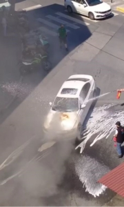 Küçükçekmece’de seyir halindeki araç aniden yanmaya başladı