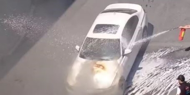 Küçükçekmece’de seyir halindeki araç aniden yanmaya başladı