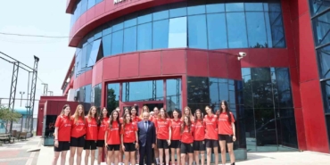 Başkan Şadi Özdemir’den genç voleybolculara motivasyon ziyareti