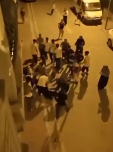 Esenyurt’ta iki aile arasında laf atma tartışması kavgaya dönüştü: O anlar cep telefonu kamerasında