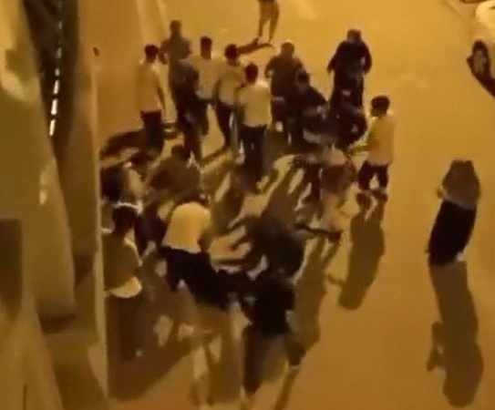 Esenyurt’ta iki aile arasında laf atma tartışması kavgaya dönüştü: O anlar cep telefonu kamerasında