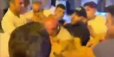 Zabıta memurlarıyla seyyar satıcılar böyle kavgaya tutuştu