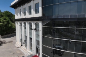 Bilecik Belediyesinden teknolojik temizlik, drone ile dış cephe yıkandı