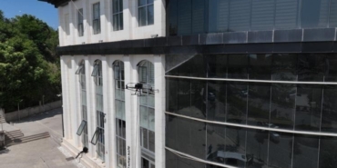 Bilecik Belediyesinden teknolojik temizlik, drone ile dış cephe yıkandı