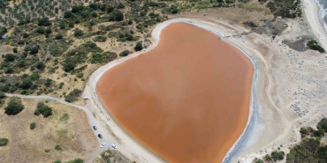 Çanakkale’de 2 bin yıllık antik liman kalpli pembe göle dönüştü