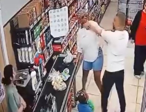 Esenyurt’ta bir adam, kasa sırasında tartıştığı kadına saldırdı; o anlar kamerada