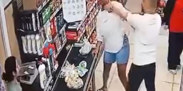 Esenyurt’ta bir adam, kasa sırasında tartıştığı kadına saldırdı; o anlar kamerada