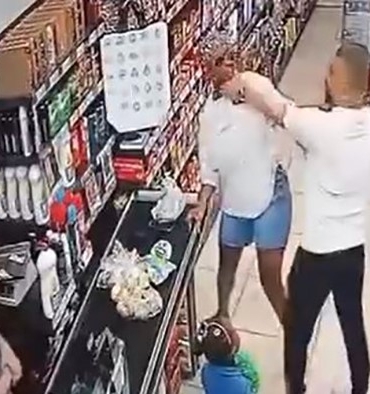 Esenyurt’ta bir adam, kasa sırasında tartıştığı kadına saldırdı; o anlar kamerada