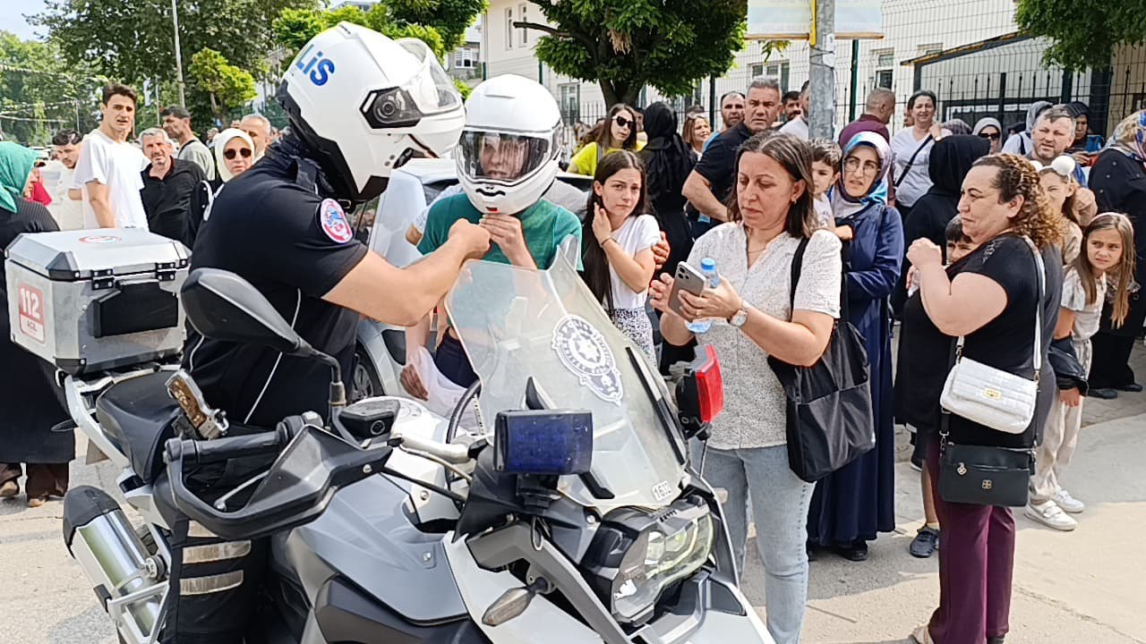 Kimliğini düşüren gencin imdadına yunus polisleri yetişti