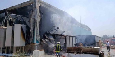 Çanakkale’de plastik cam fabrikasında çıkan yangın söndürüldü, 1 çalışan yaralandı
