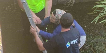 Dereye atlayan kadını, polis ve belediye çalışanı kurtardı