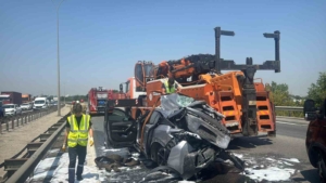 Sancaktepe TEM’de zincirleme kaza: Tır ile kamyon arasında sıkıştı