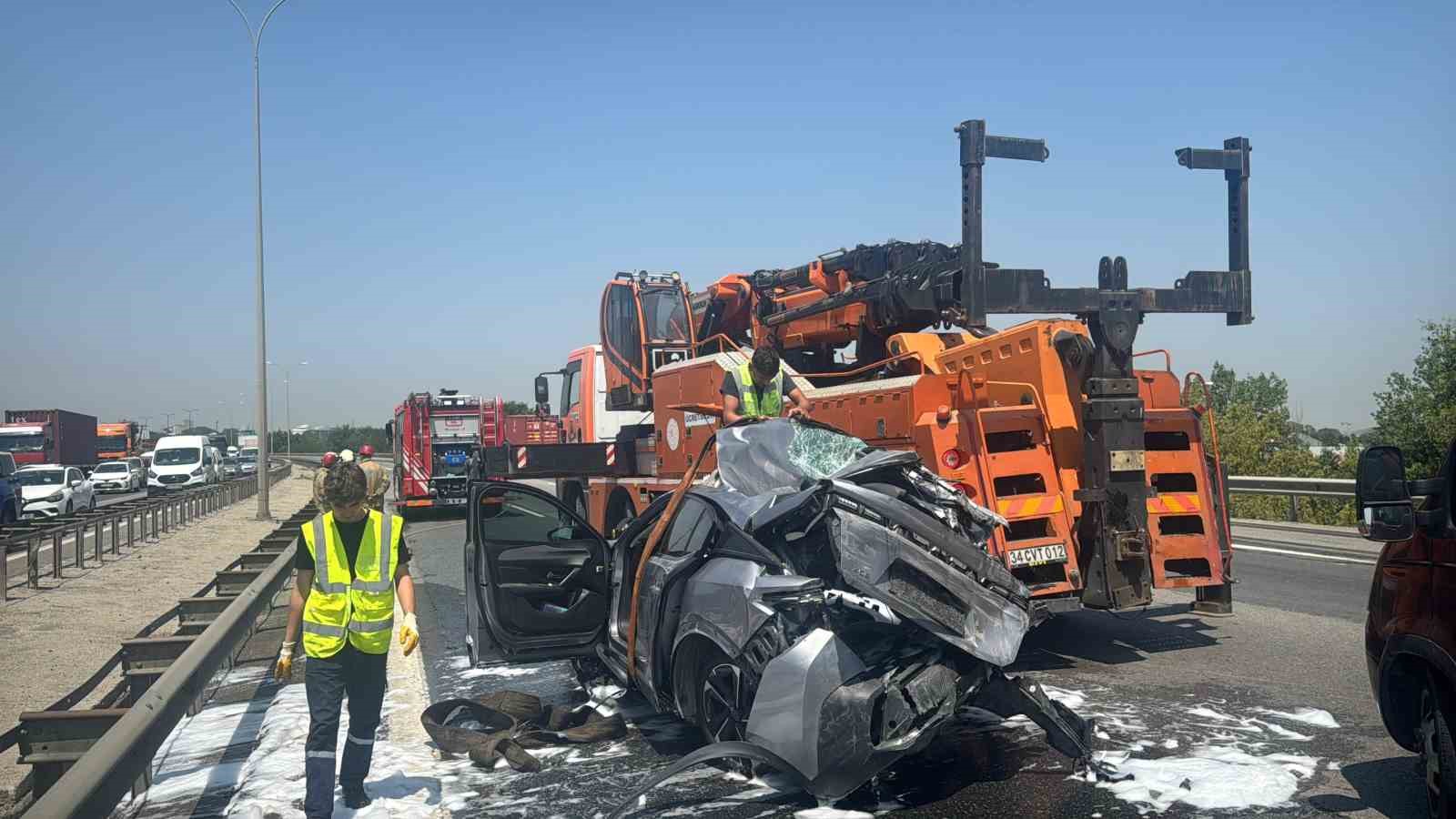 Sancaktepe TEM’de zincirleme kaza: Tır ile kamyon arasında sıkıştı