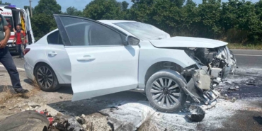 Kontrolden çıkan otomobil refüje çarpınca alev aldı: 2 yaralı