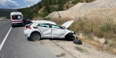 Kontrolden çıkan otomobil su kanalına uçtu