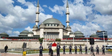 Jandarma Genel Komutanlığı’nın 186’ncı yıldönümünde Taksim Cumhuriyet Anıtı’na çelenk bırakıldı