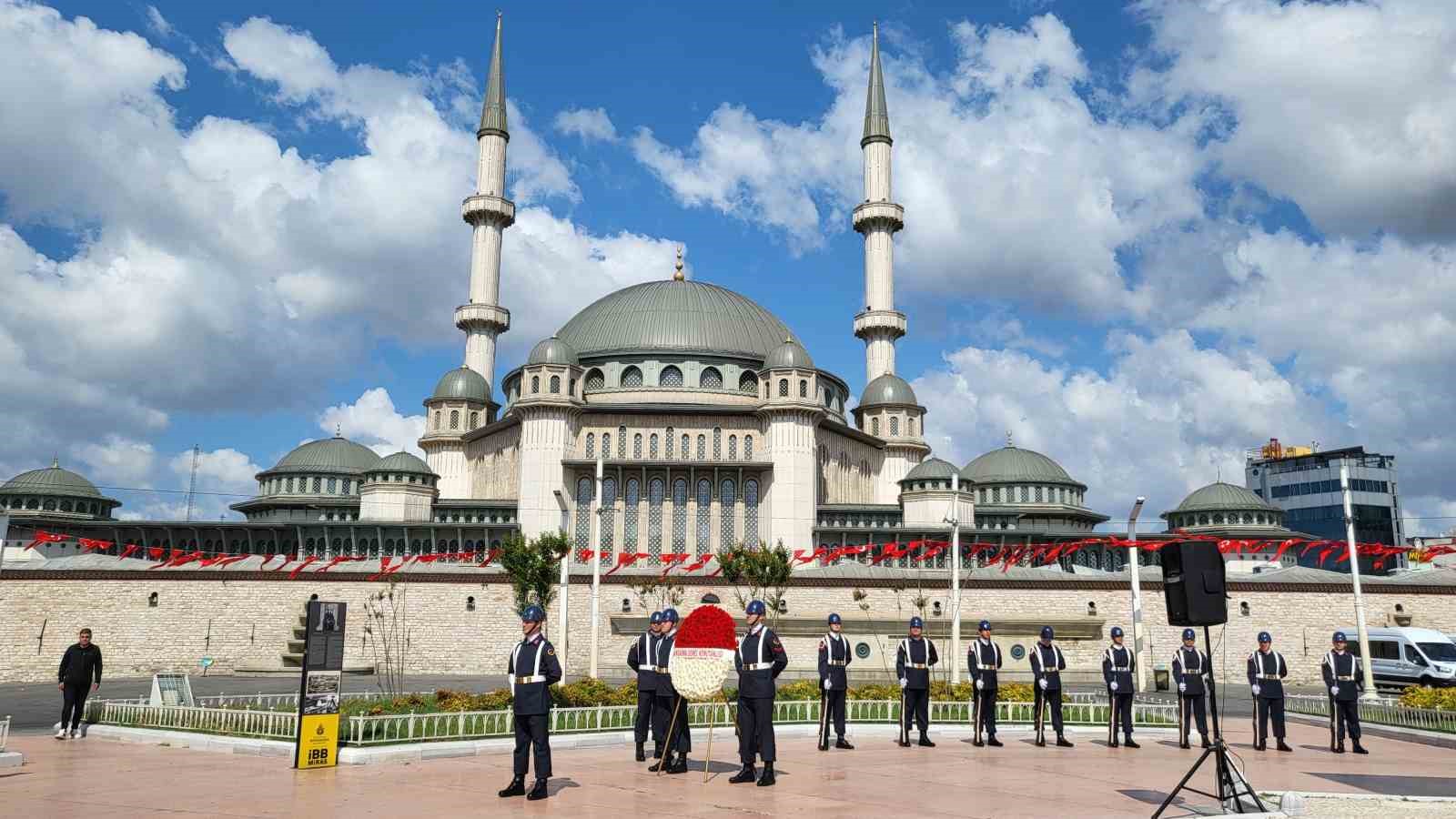 Jandarma Genel Komutanlığı’nın 186’ncı yıldönümünde Taksim Cumhuriyet Anıtı’na çelenk bırakıldı