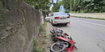 Otomobille çarpışan motosikletin sürücüsü ağır yaralandı