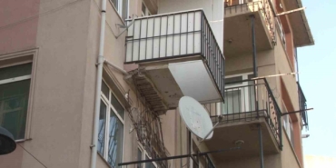 Kadıköy’de bir binanın 3. katındaki balkon çöktü