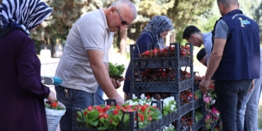 Kartepe’de mezarlıklarda çiçek dağıtımı yapıldı