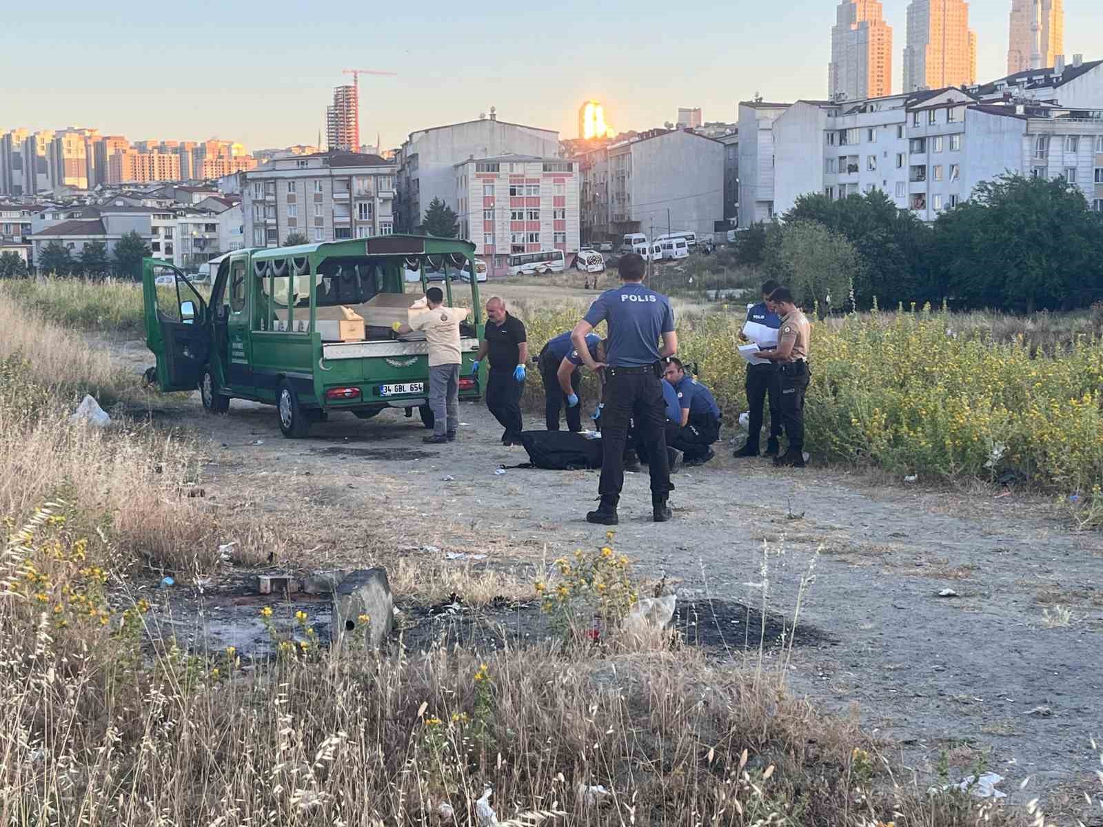 Esenyurt’ta 2 gündür haber alınamayan adam boş arazide ölü bulundu