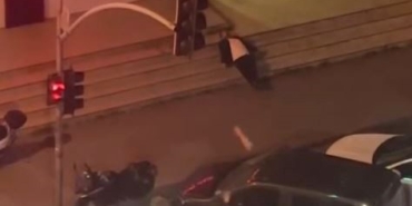 Merdivenlerde uyuya kalan adamı dubayla uyandırmaya çalıştı