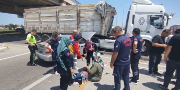 Bandırma’da otomobil ile çekici böyle çarpıştı: 2 yaralı