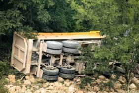 Hızlı tren inşaatında çalışan hafriyat kamyonu devrildi