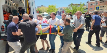Fren yerine gaza basınca kaldırımdaki yayalara çarptı