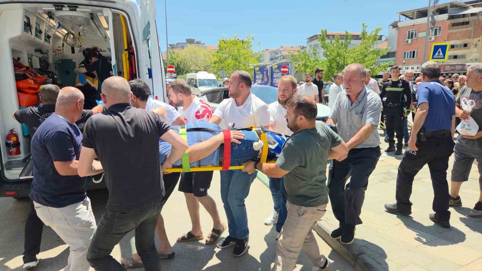 Fren yerine gaza basınca kaldırımdaki yayalara çarptı