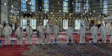 Fatih Camii’nde bayram temizliği