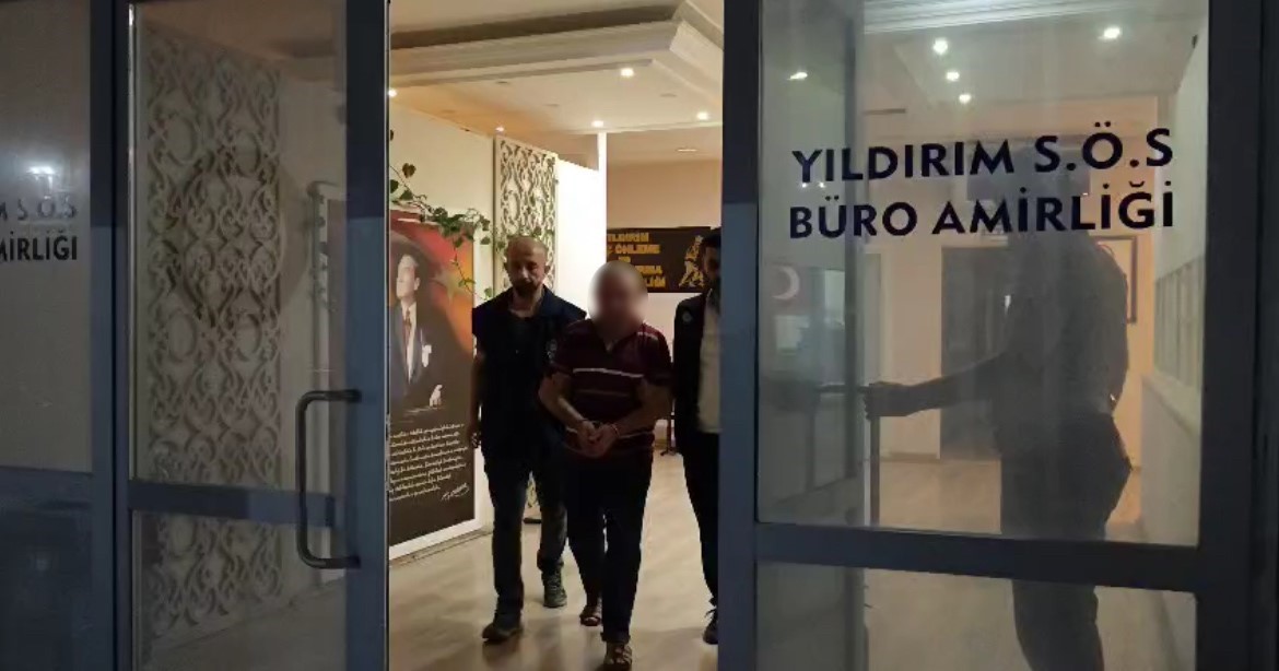 Pazarcı şüpheliye operasyon: Aracından ve evinden 121 litre sahte içki çıktı