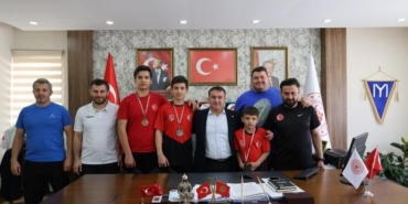 Şampiyonları makamında ağırladı