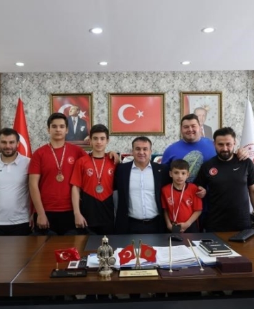 Şampiyonları makamında ağırladı