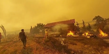 Büyüksürmeli köyünde yangın 3 eve sıçradı